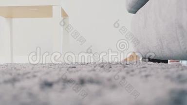 女人`腿走在地板上的灰色<strong>地毯</strong>上。 上面铺着蓬松的<strong>地毯</strong>。 <strong>现代</strong>风格。 慢速射击